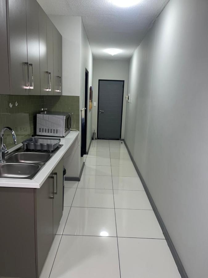 Apartamento The Den Marensky Towers Windhoek Exterior foto